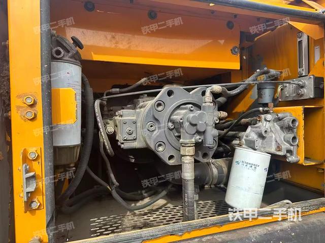 液压泵舱室正面整体（整机外观）