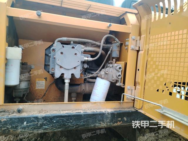 液壓泵艙室正面整體(整機(jī)外觀) 液壓泵艙室正面整體(整機(jī)外觀)