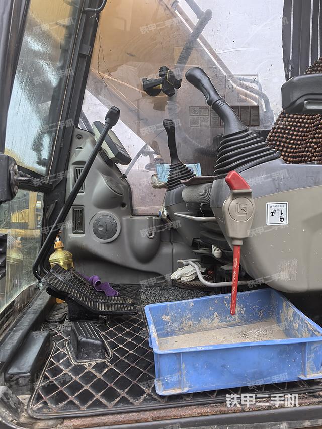 駕駛室整體(整機(jī)外觀) 駕駛室整體(整機(jī)外觀)