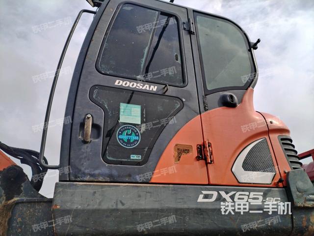 駕駛室整體(整機(jī)外觀) 駕駛室整體(整機(jī)外觀)
