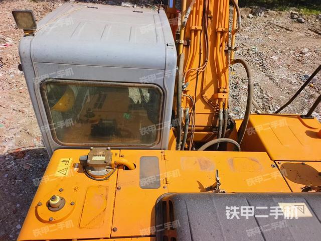 駕駛室頂部(整機(jī)外觀) 駕駛室頂部(整機(jī)外觀)