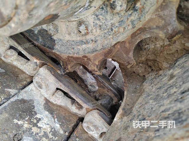 單側(cè)履帶整體(整機(jī)外觀) 單側(cè)履帶整體(整機(jī)外觀)