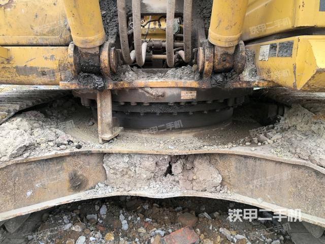 轉(zhuǎn)盤和下車架正前(工作和回轉(zhuǎn)裝置) 轉(zhuǎn)盤和下車架正前(工作和回轉(zhuǎn)裝置)