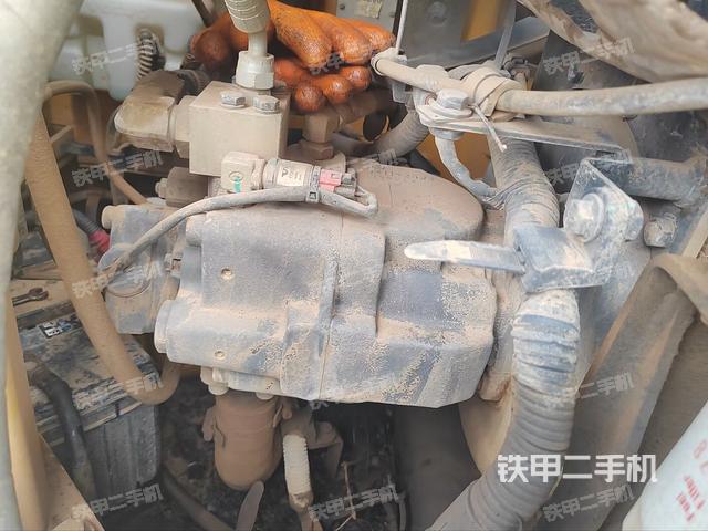 液压泵舱室正面整体(整机外观) 液压泵舱室正面整体(整机外观)