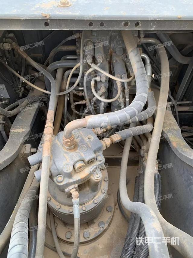 回转马达和主控阀（整机外观）