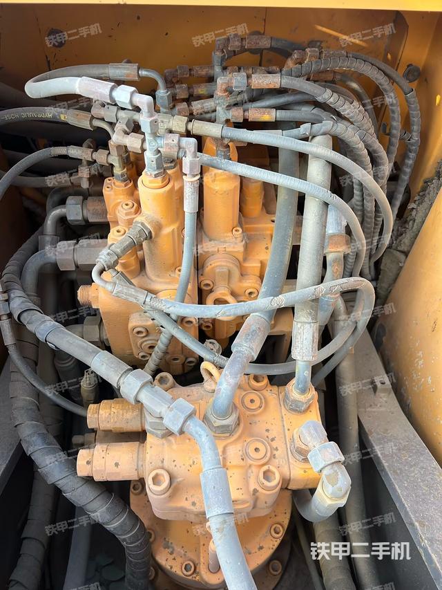 回轉(zhuǎn)馬達(dá)和主控閥(整機(jī)外觀) 回轉(zhuǎn)馬達(dá)和主控閥(整機(jī)外觀)