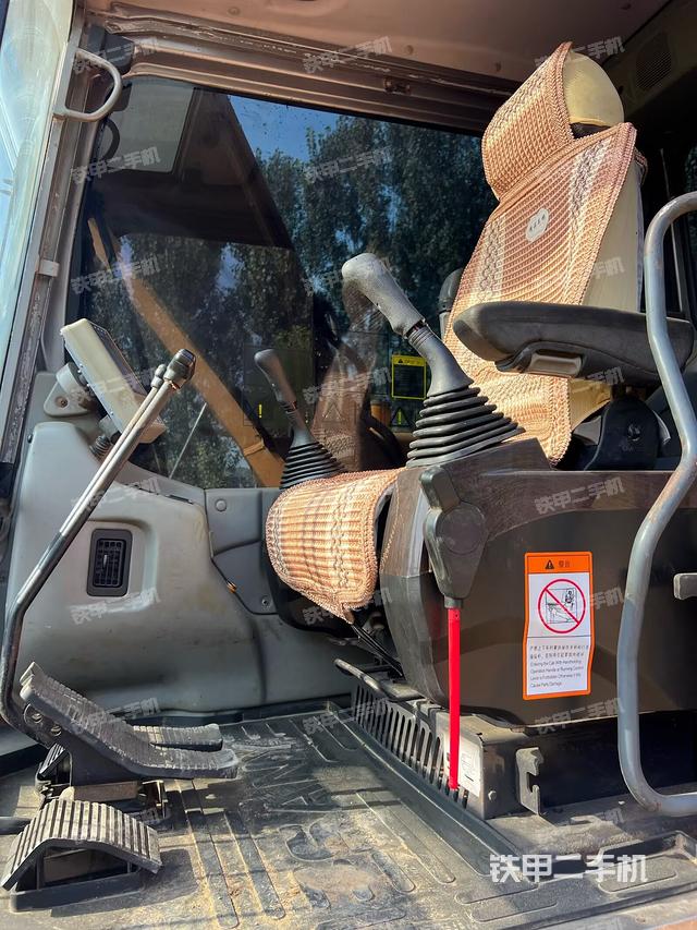 駕駛室整體(整機(jī)外觀) 駕駛室整體(整機(jī)外觀)