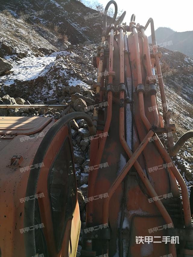 回转马达和主控阀（整机外观）