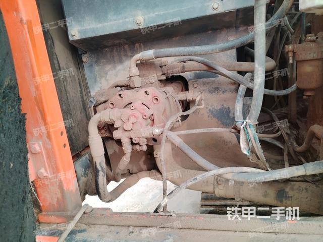 液压泵舱室正面整体（整机外观）