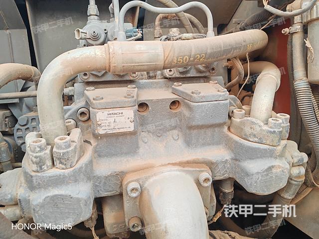 液压泵舱室正面整体（整机外观）