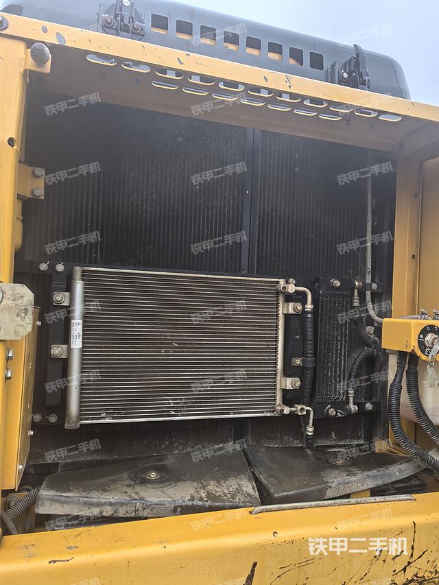 回轉(zhuǎn)馬達(dá)和主控閥(整機(jī)外觀) 回轉(zhuǎn)馬達(dá)和主控閥(整機(jī)外觀)