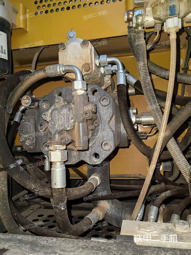 液壓泵艙室正面整體(整機(jī)外觀) 液壓泵艙室正面整體(整機(jī)外觀)