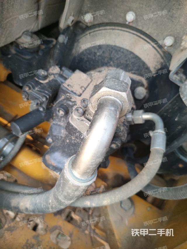 液压泵舱室正面整体（整机外观）