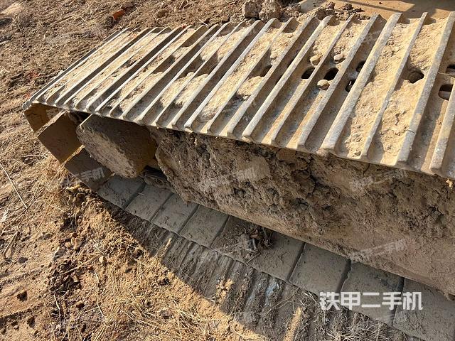 單側(cè)履帶整體(整機(jī)外觀) 單側(cè)履帶整體(整機(jī)外觀)