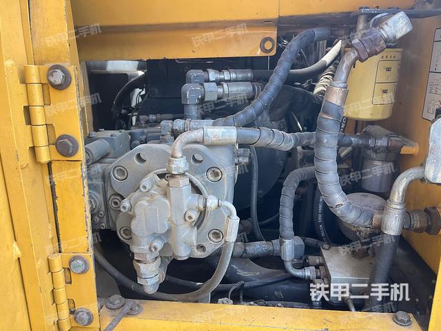 液压泵舱室正面整体(整机外观) 液压泵舱室正面整体(整机外观)