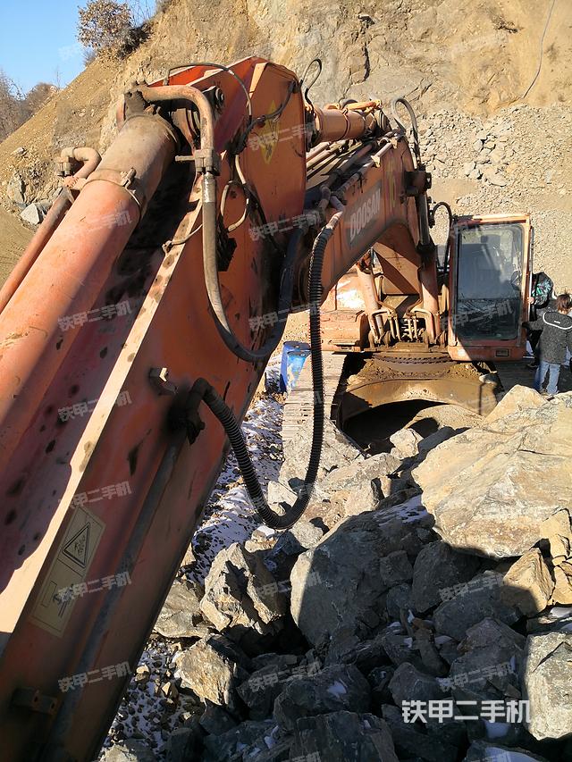 液压泵舱室正面整体（整机外观）