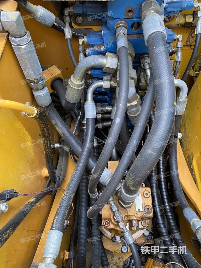 回轉馬達和主控閥(整機外觀) 回轉馬達和主控閥(整機外觀)