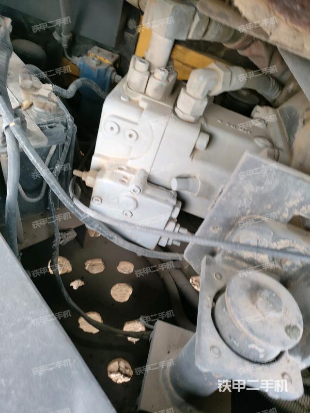 液压泵舱室正面整体(整机外观) 液压泵舱室正面整体(整机外观)