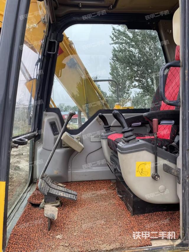 駕駛室頂部(整機外觀) 駕駛室頂部(整機外觀)