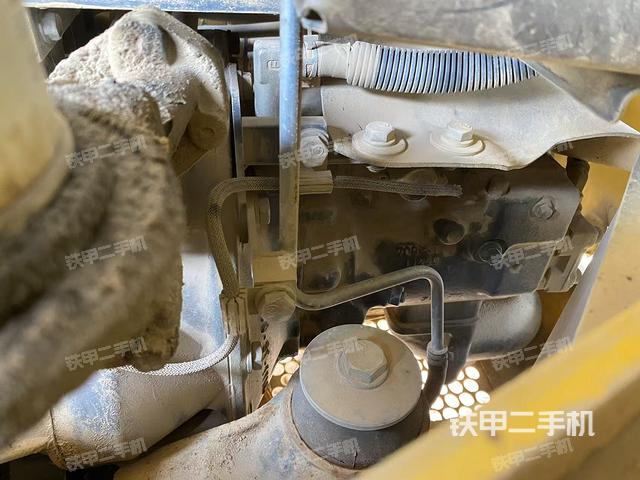 液压泵舱室正面整体（整机外观）