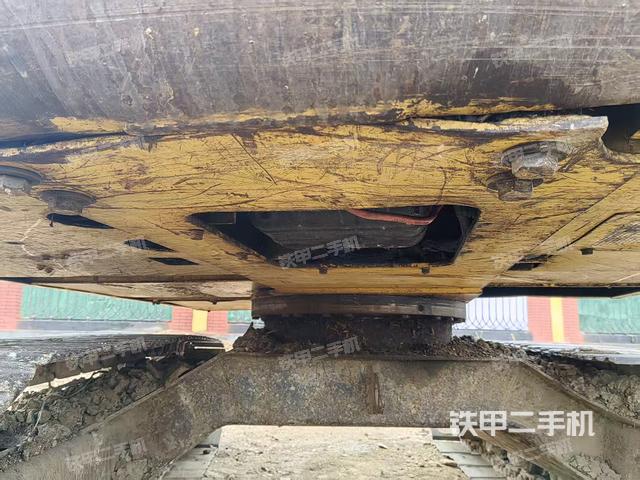 液压泵舱室正面整体（整机外观）