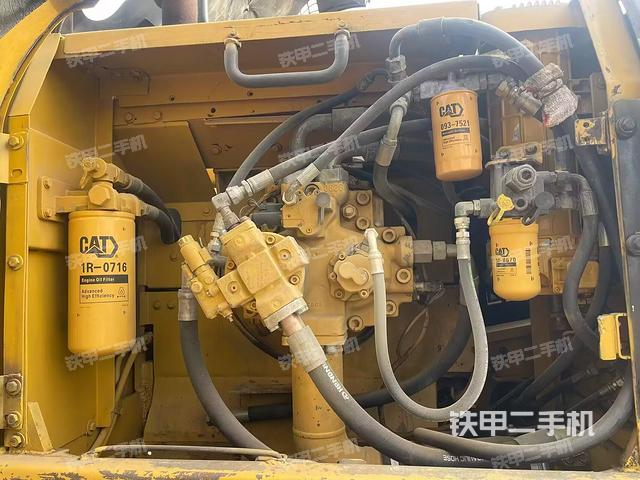液压泵舱室正面整体(整机外观) 液压泵舱室正面整体(整机外观)