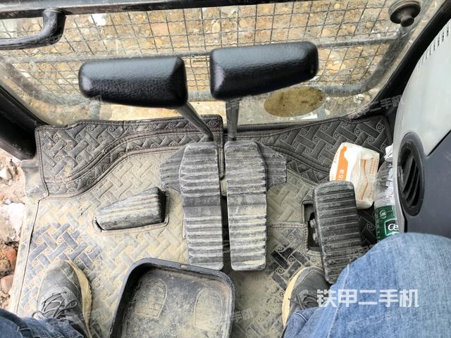 行走控制手柄和踏板?俯拍(駕駛室部分) 行走控制手柄和踏板?俯拍(駕駛室部分)