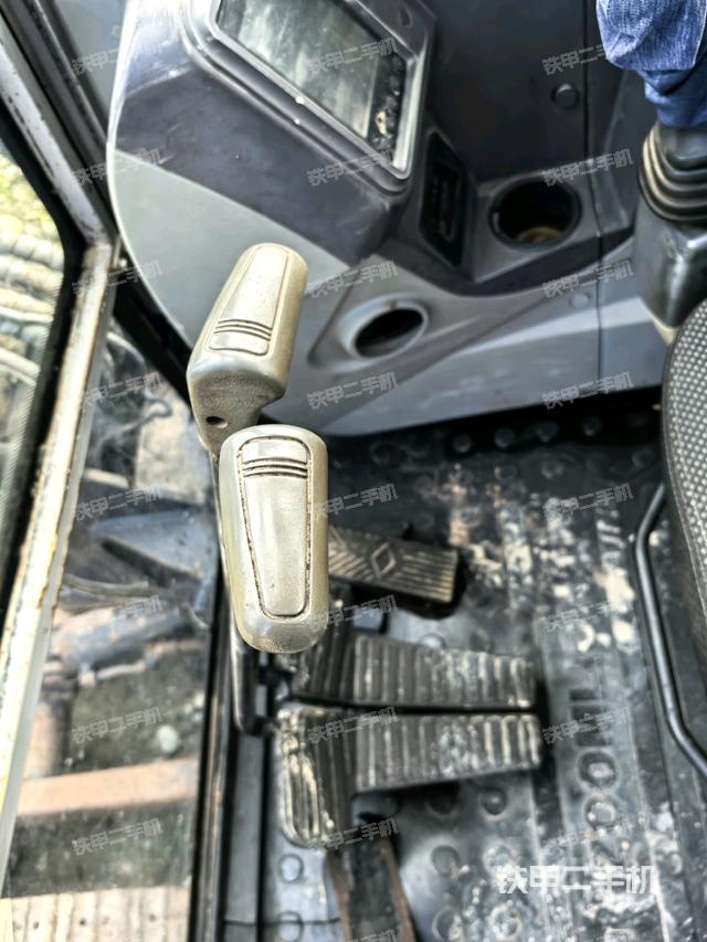 行走控制手柄和踏板?俯拍（駕駛室部分）