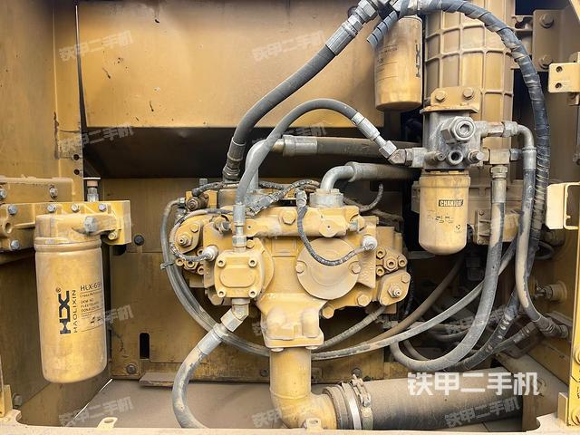 液壓泵艙室正面整體(整機(jī)外觀) 液壓泵艙室正面整體(整機(jī)外觀)