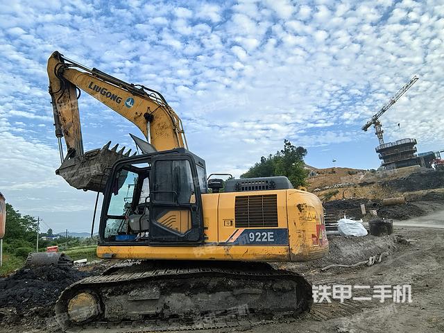 單側(cè)履帶整體(整機(jī)外觀) 單側(cè)履帶整體(整機(jī)外觀)