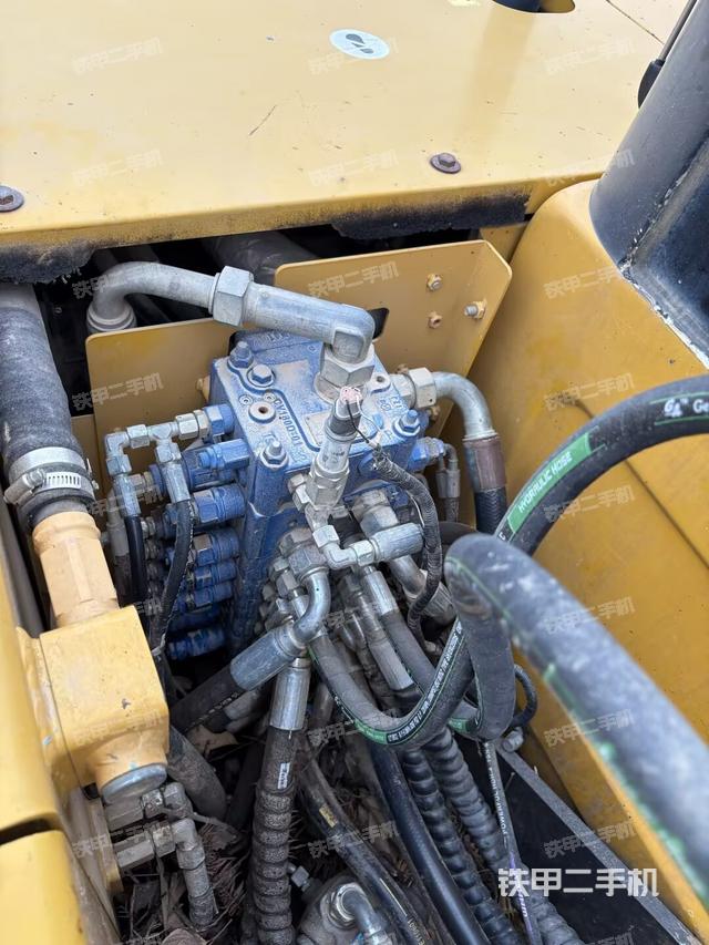 回轉(zhuǎn)馬達(dá)和主控閥（整機(jī)外觀）