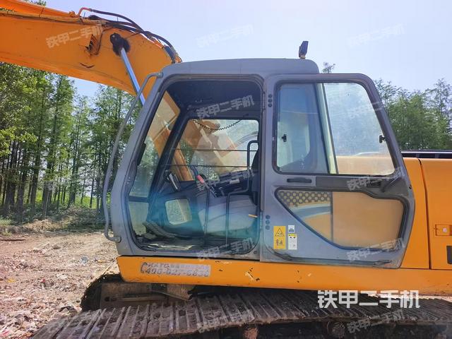 駕駛室整體(整機(jī)外觀) 駕駛室整體(整機(jī)外觀)