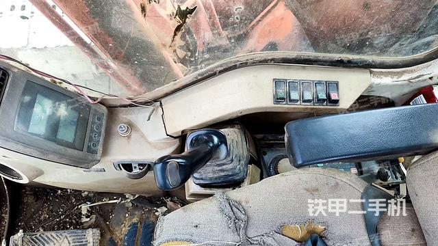 座椅右侧控制台/钥匙门/油门/含右手柄（驾驶室部分）