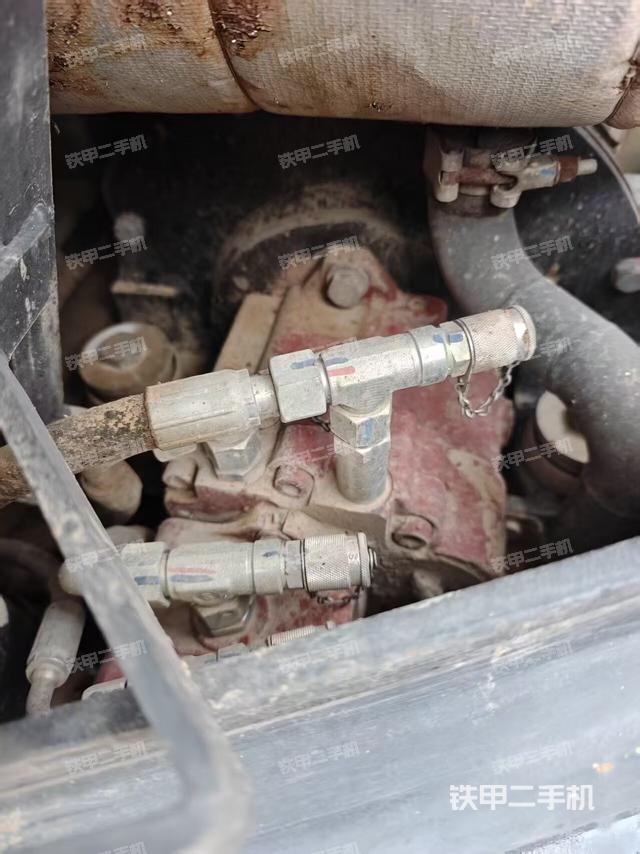 液压泵舱室正面整体（整机外观）