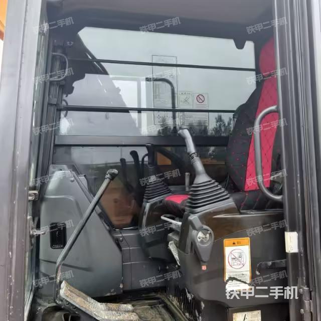 駕駛室頂部(整機(jī)外觀) 駕駛室頂部(整機(jī)外觀)
