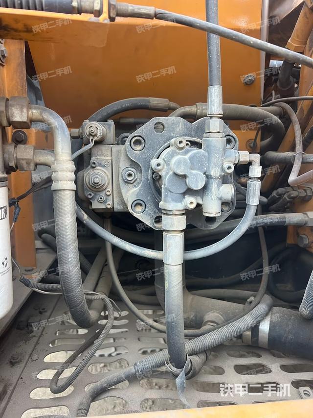 液压泵舱室正面整体(整机外观) 液压泵舱室正面整体(整机外观)