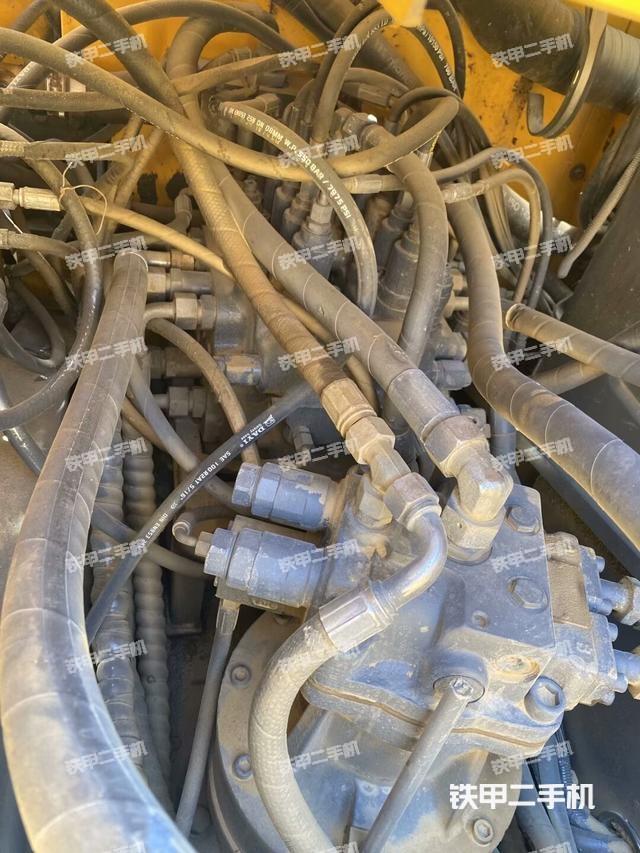 回轉(zhuǎn)馬達(dá)和主控閥(整機(jī)外觀) 回轉(zhuǎn)馬達(dá)和主控閥(整機(jī)外觀)