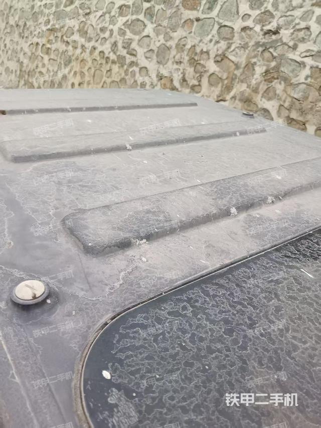 駕駛室頂部(整機(jī)外觀) 駕駛室頂部(整機(jī)外觀)