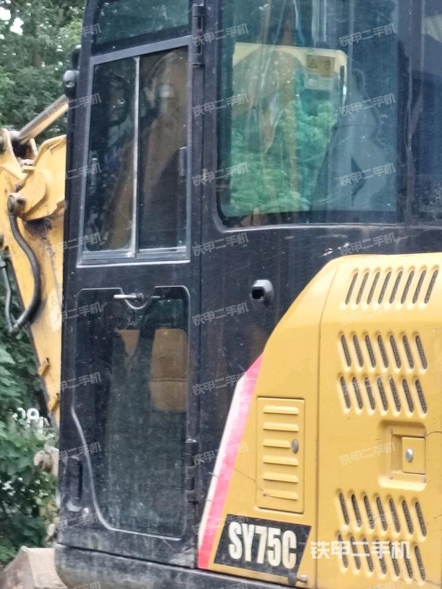 駕駛室整體(整機(jī)外觀) 駕駛室整體(整機(jī)外觀)