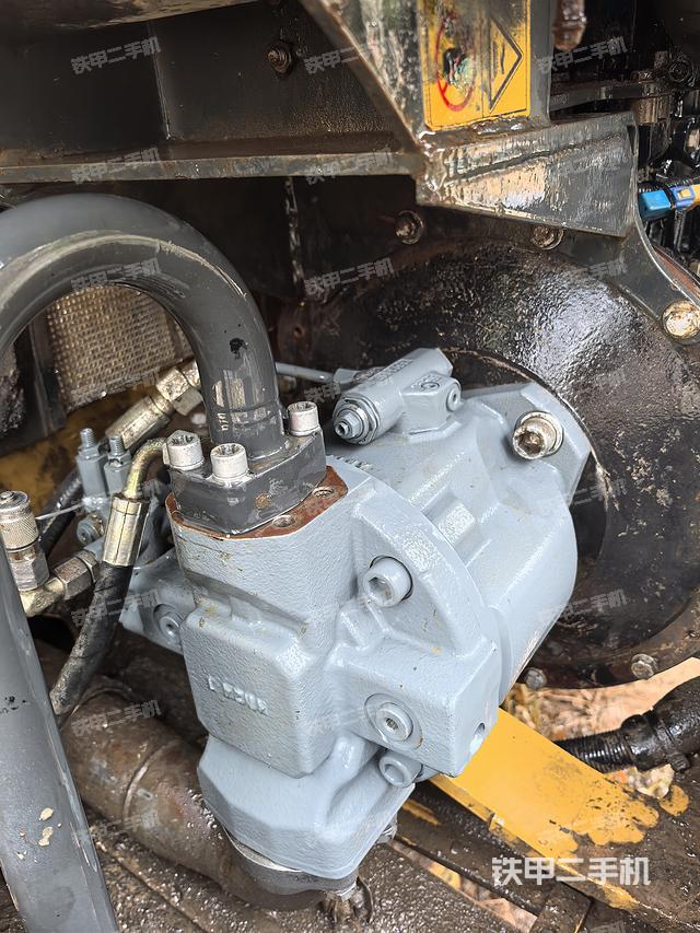 液压泵舱室正面整体（整机外观）