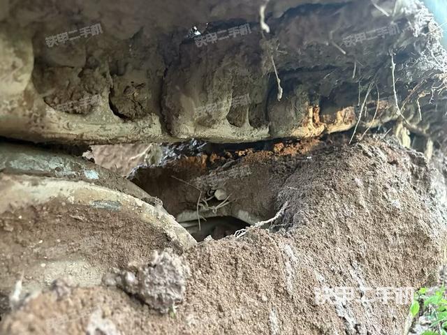 右驅(qū)動輪（行走機構(gòu)）