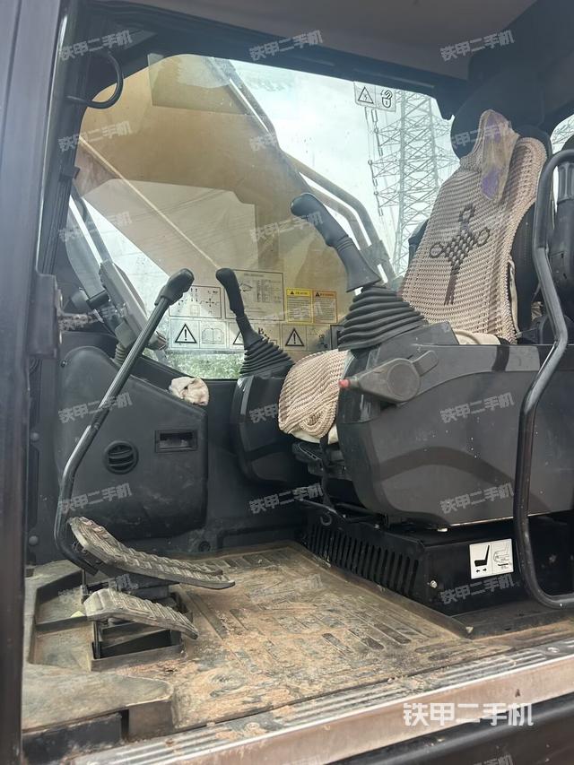 座椅右侧控制台/钥匙门/油门/含右手柄（驾驶室部分）