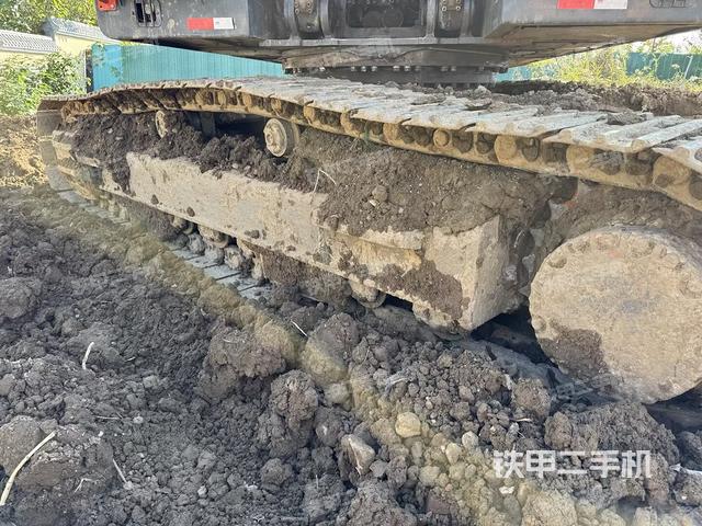 單側(cè)履帶整體(整機外觀) 單側(cè)履帶整體(整機外觀)