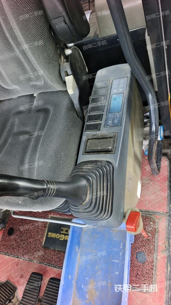 座椅左侧控制台/音响/含左手柄（驾驶室部分）