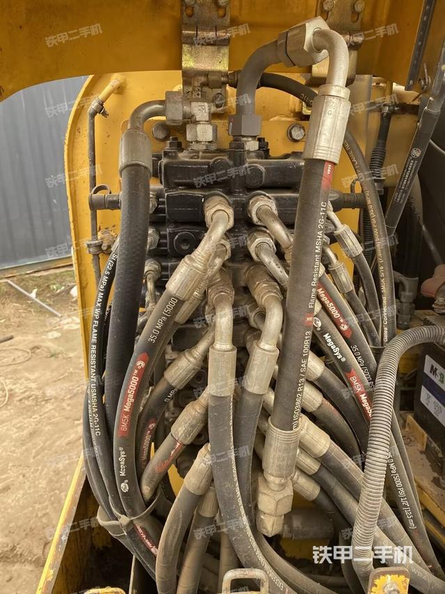 回转马达和主控阀（整机外观）