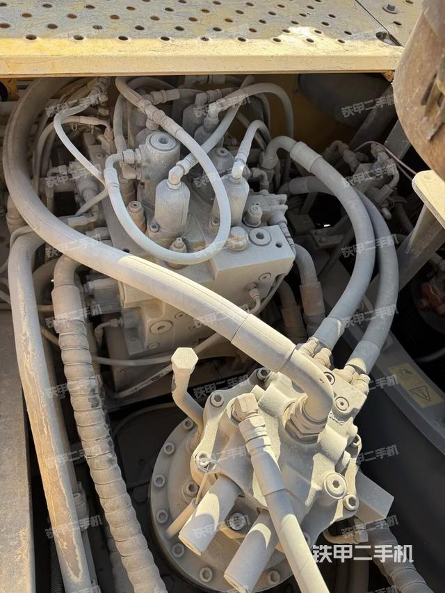 回轉(zhuǎn)馬達和主控閥(整機外觀) 回轉(zhuǎn)馬達和主控閥(整機外觀)