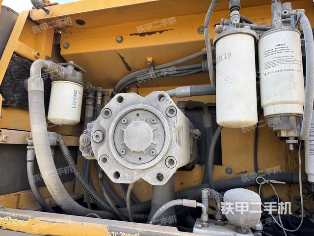 液壓泵艙室正面整體(整機外觀) 液壓泵艙室正面整體(整機外觀)