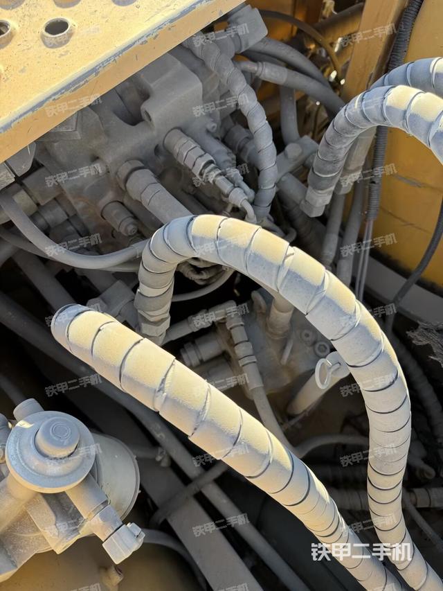 回转马达和主控阀（整机外观）