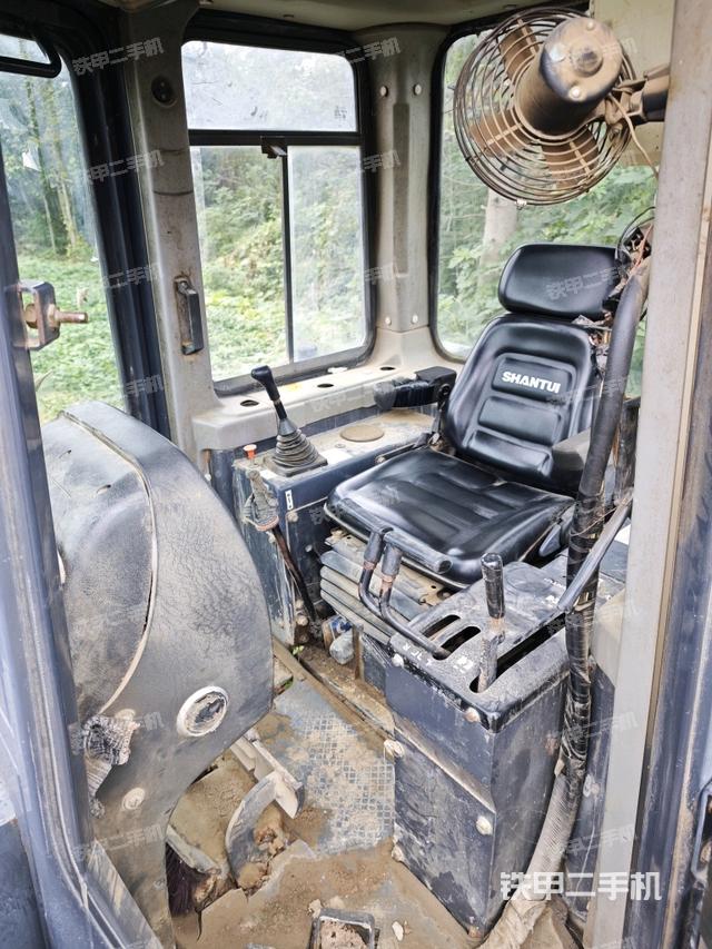 驾驶室内部全景（推土机驾驶室）