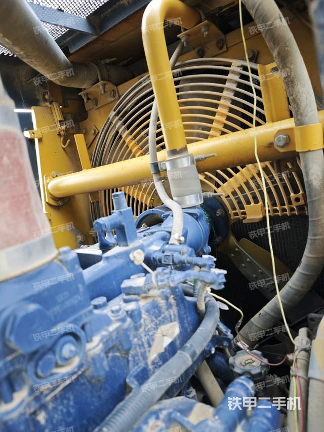 发动机左侧全景（推土机发动机舱）